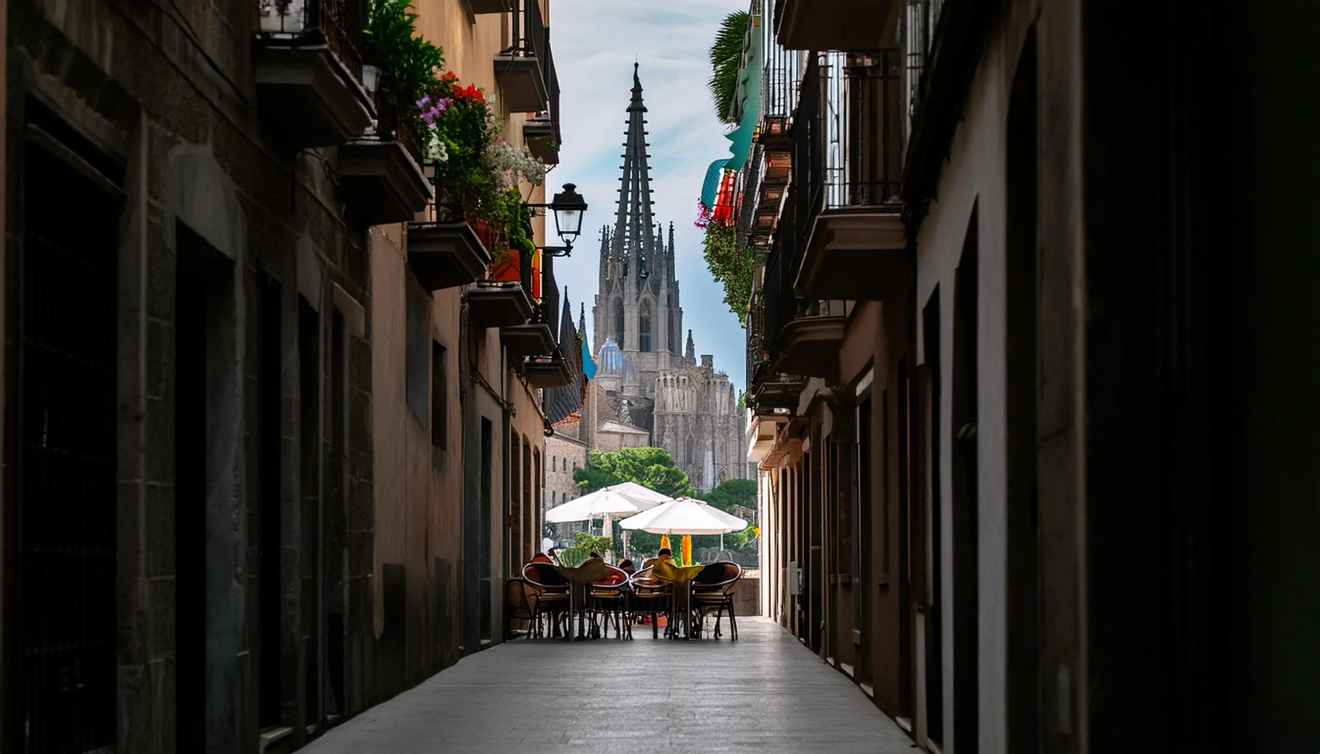 Narrow intertwining streets in Ciutat Vella